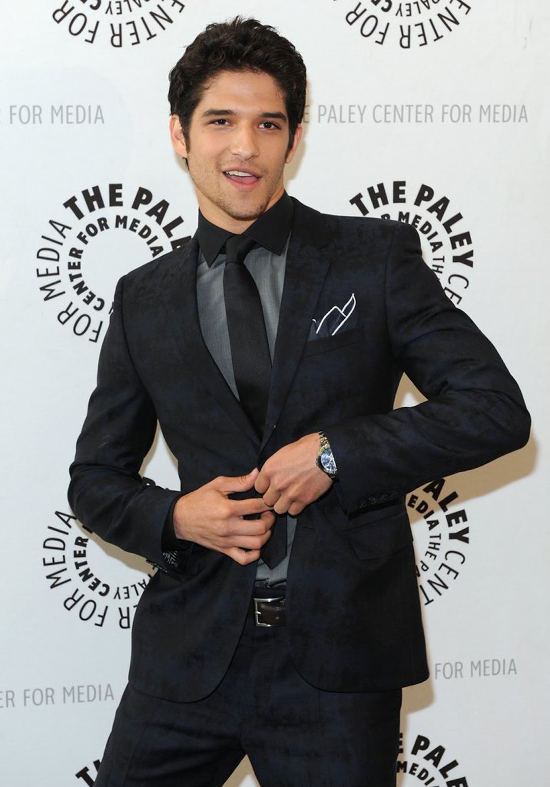 Тайлер пози в костюме